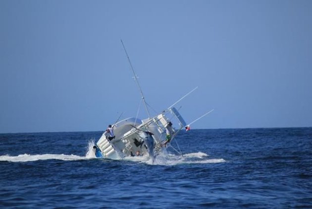 marlin-vs-boat2-jpg_221708.jpg